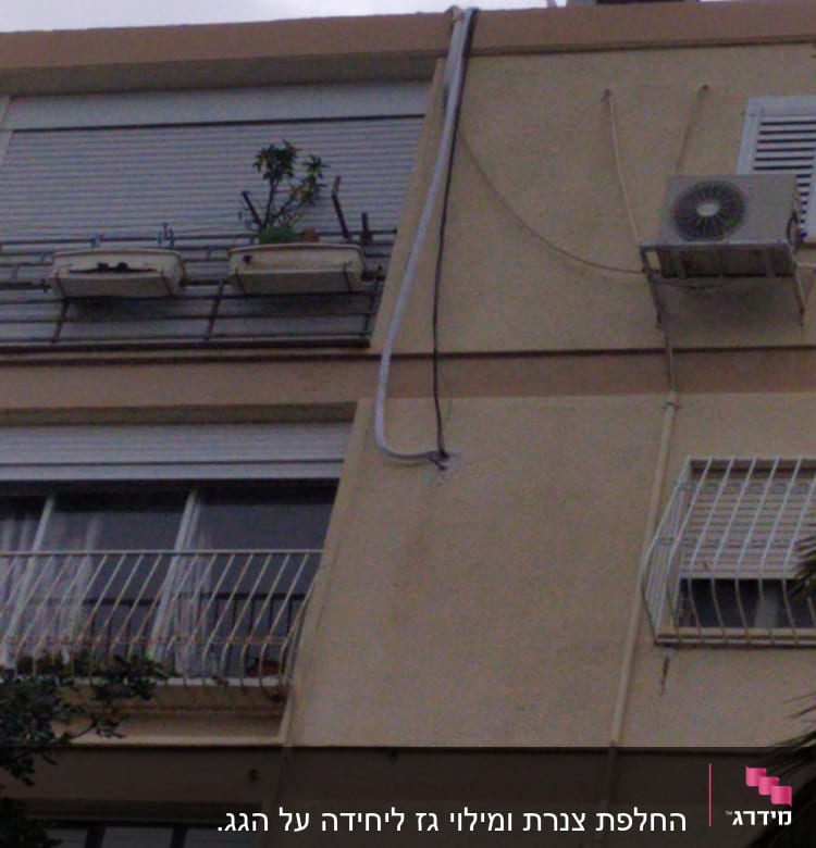 יחידת מזגן חיצונית מותקנת על קיר בניין